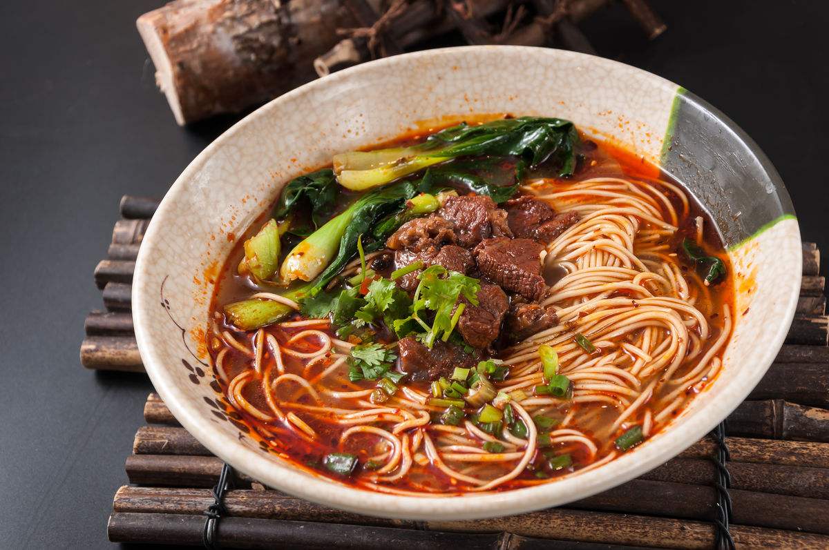 正宗红烧牛肉面,肉嫩汤鲜味道好,在家也能做