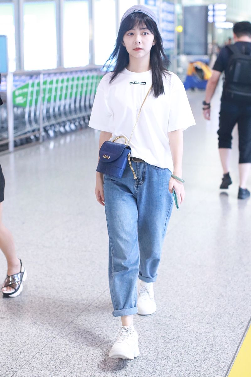 谭松韵街拍:白t恤牛仔裤ash老爹鞋chloe aby手袋简约青春