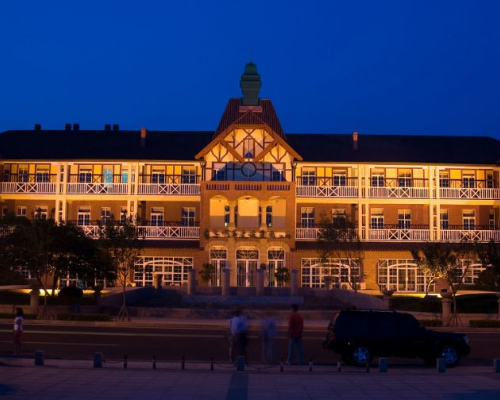 海滨旅馆旧址 建于1903年至1904年,地上三层地下一层,砖木钢结构,红瓦