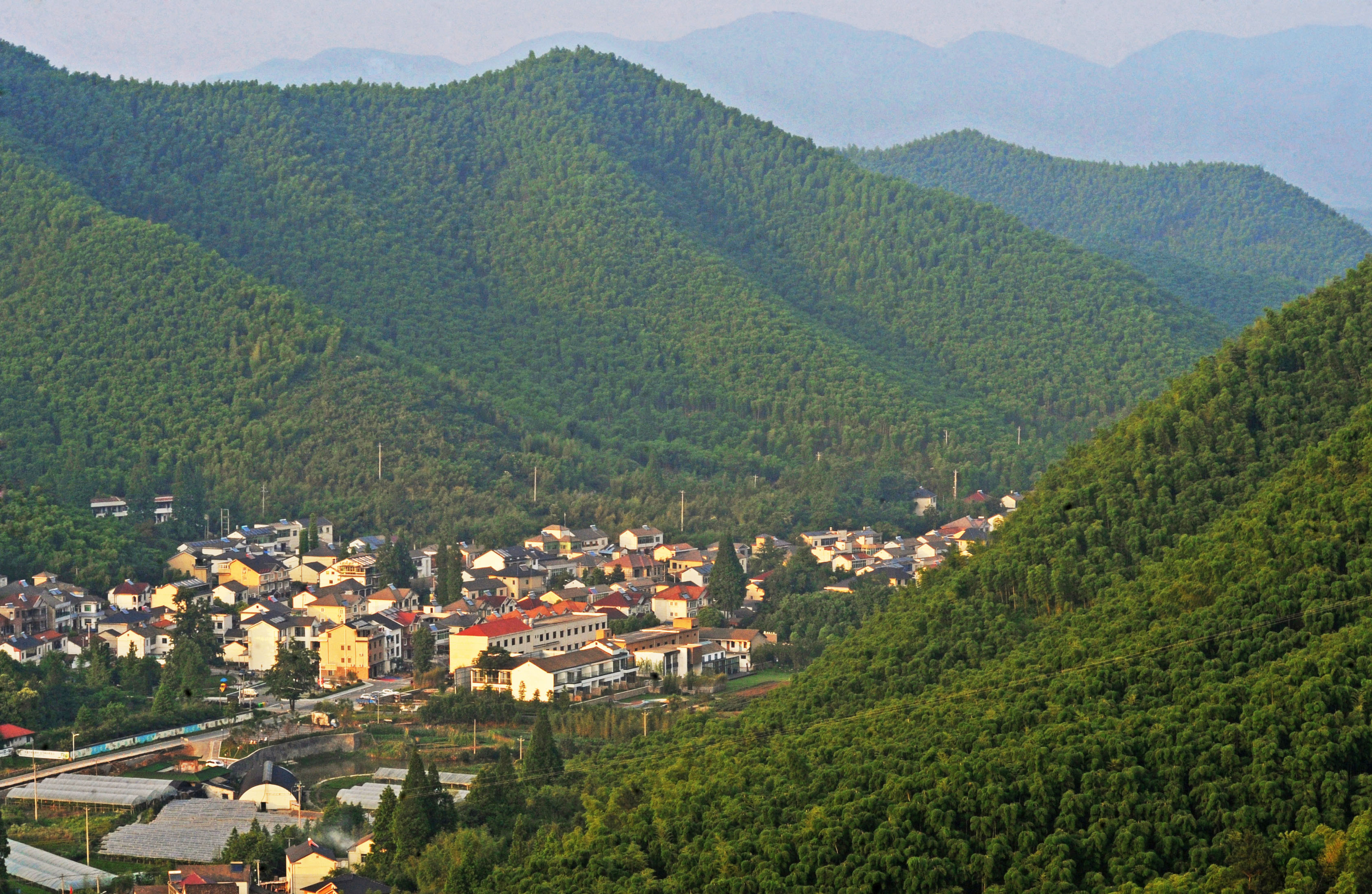 浙江安吉余村:将绿水青山变成金山银山(1)