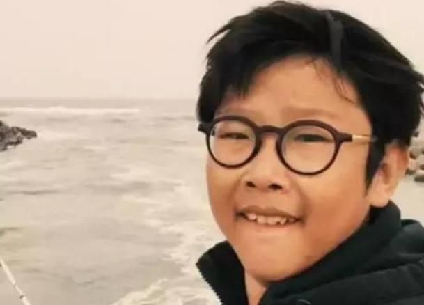 他因《家有儿女》走红,33岁仍像小孩,和妻子合影被嘲像"母子"