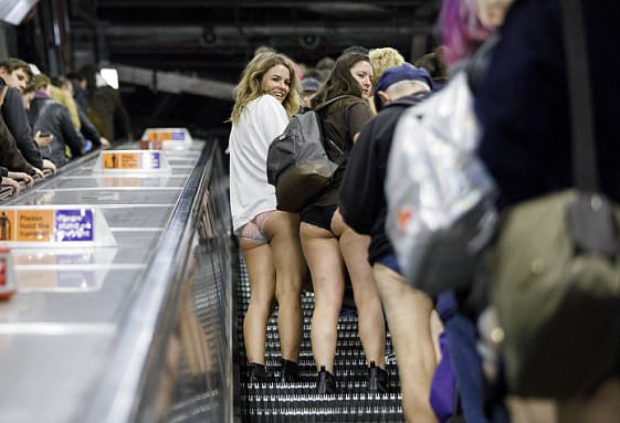 地铁无裤日:地铁站到处都是风景,"美丽冻人"!