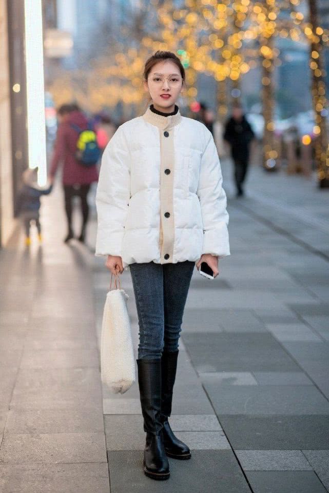 美女羽绒衣搭配牛仔裤靴子,靓丽大方显不凡的气质美感