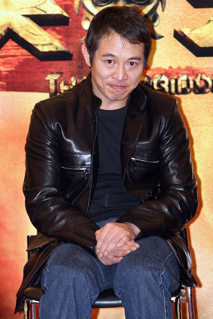 但让人诧异的是,61岁的李连杰与75岁的向华强并肩时,反倒是向华强更