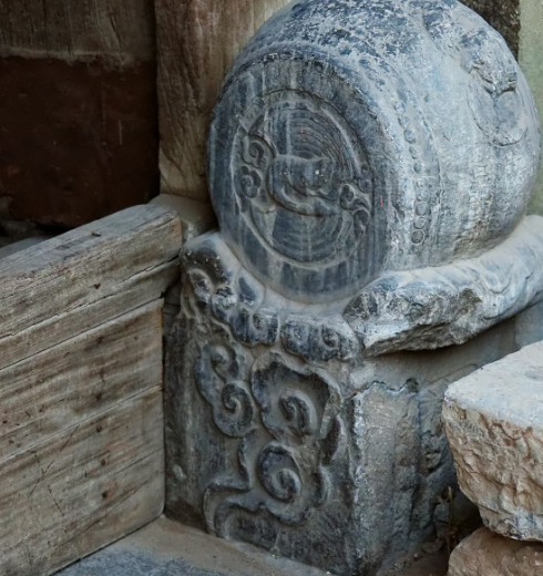 抱鼓石可分为"螺蚌"和"如意"两种形态,底座部分上面雕刻着"如意"花纹.