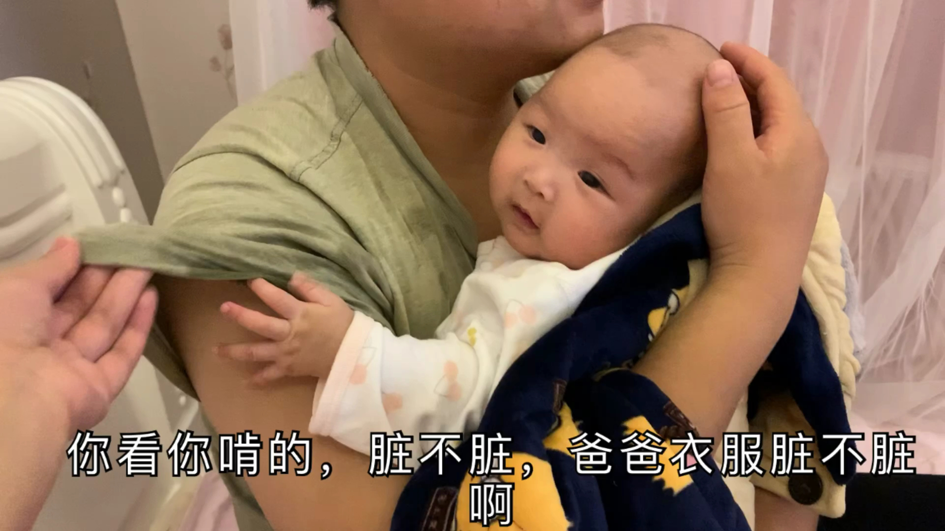 刚满四个月的宝宝,竟然出了一颗牙了,是好是坏?宝妈:担心