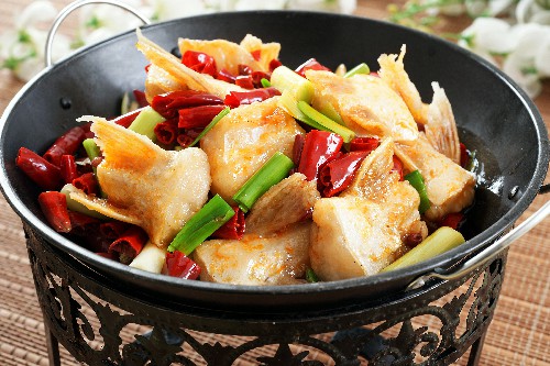 铁板大鱼头:从化,流溪鱼头就成了解放后从化的一道新名菜.