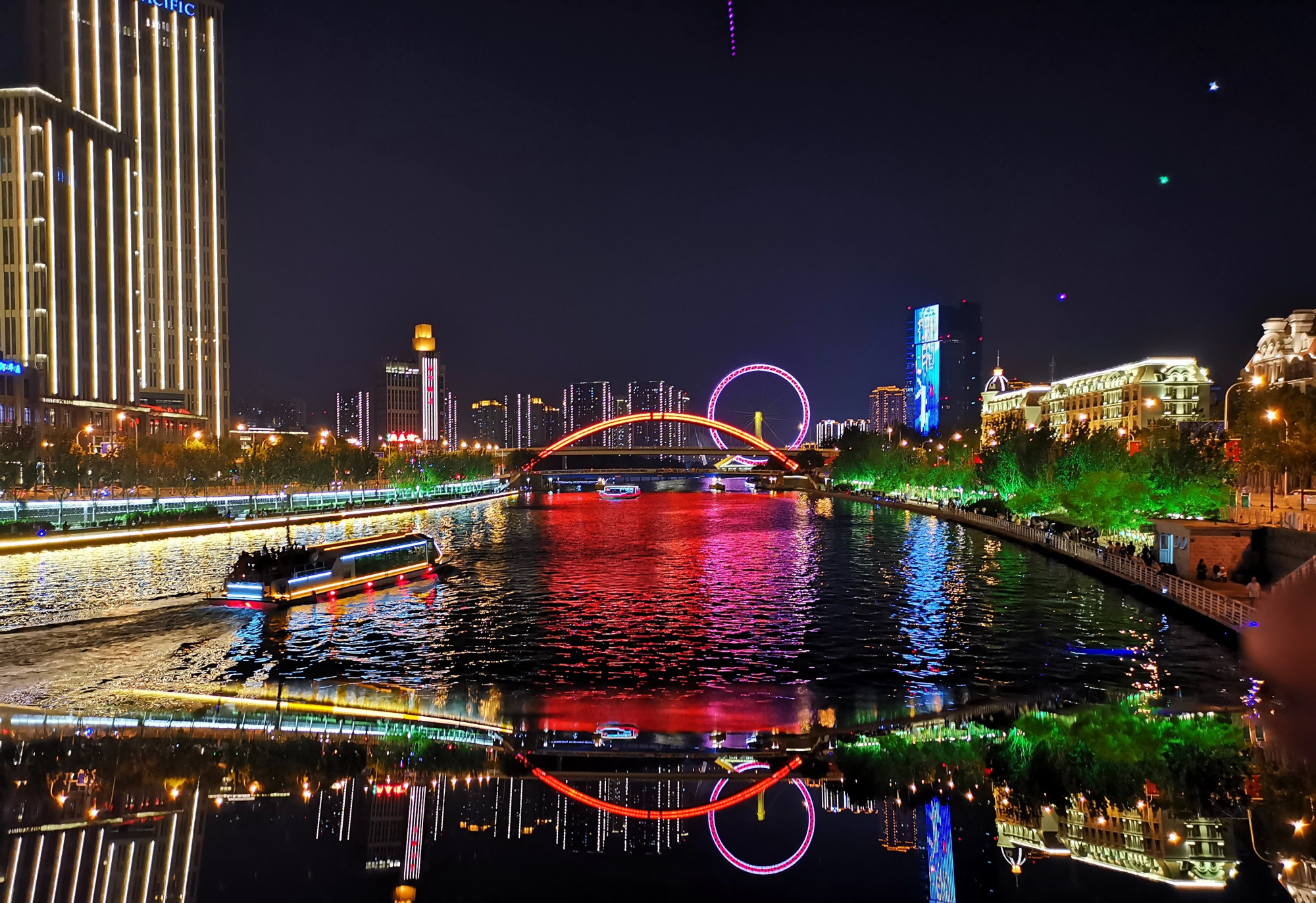 天津市展示了璀璨的灯光效果:海河夜景已经成为天津市的崭新名片