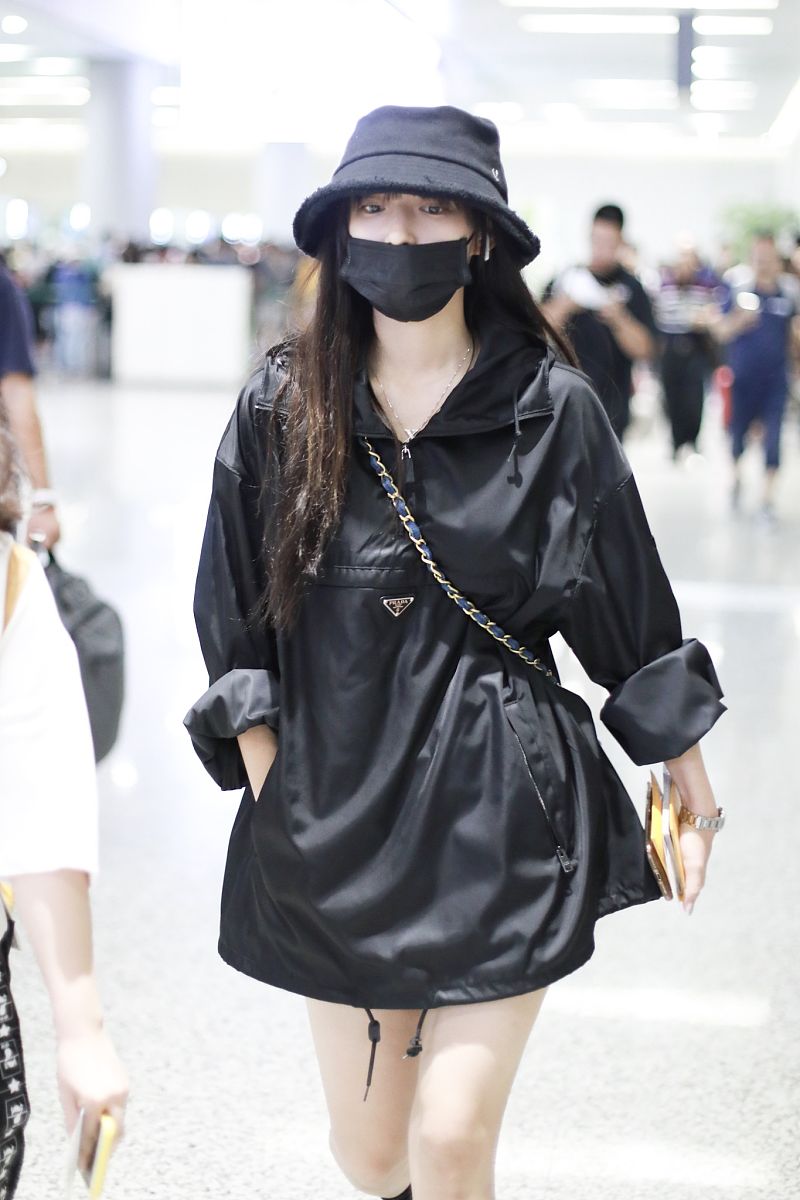 程潇街拍:prada冲锋衣裙 老爹鞋 暗黑时髦