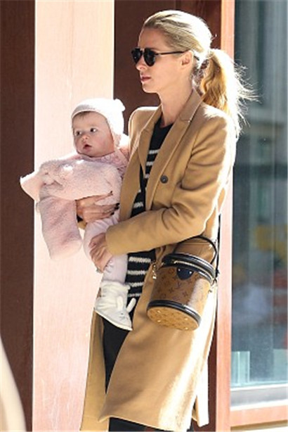 辣妈妮基·希尔顿抱女儿表情充满宠溺,萌娃似"小粉团"可爱翻了
