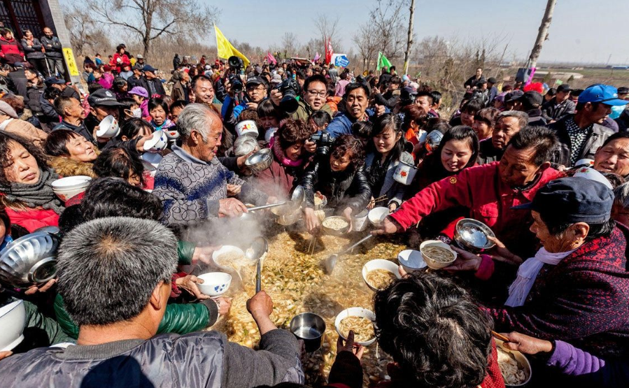 过年了,看看农村同吃大锅饭的壮观场景,最后一个你肯定没见过