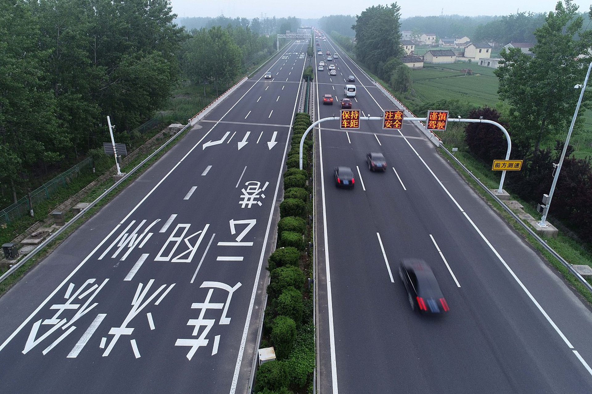小型车双车道最小宽6米,大型车双车道最小宽7米;双向四车道车道宽度