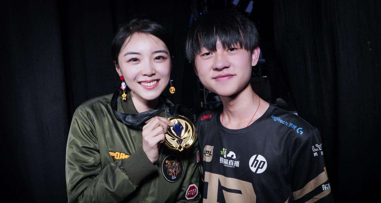 rng好事成双?mlxg直播中透露小明脱单,uzi头号"狗妃"喜提女友