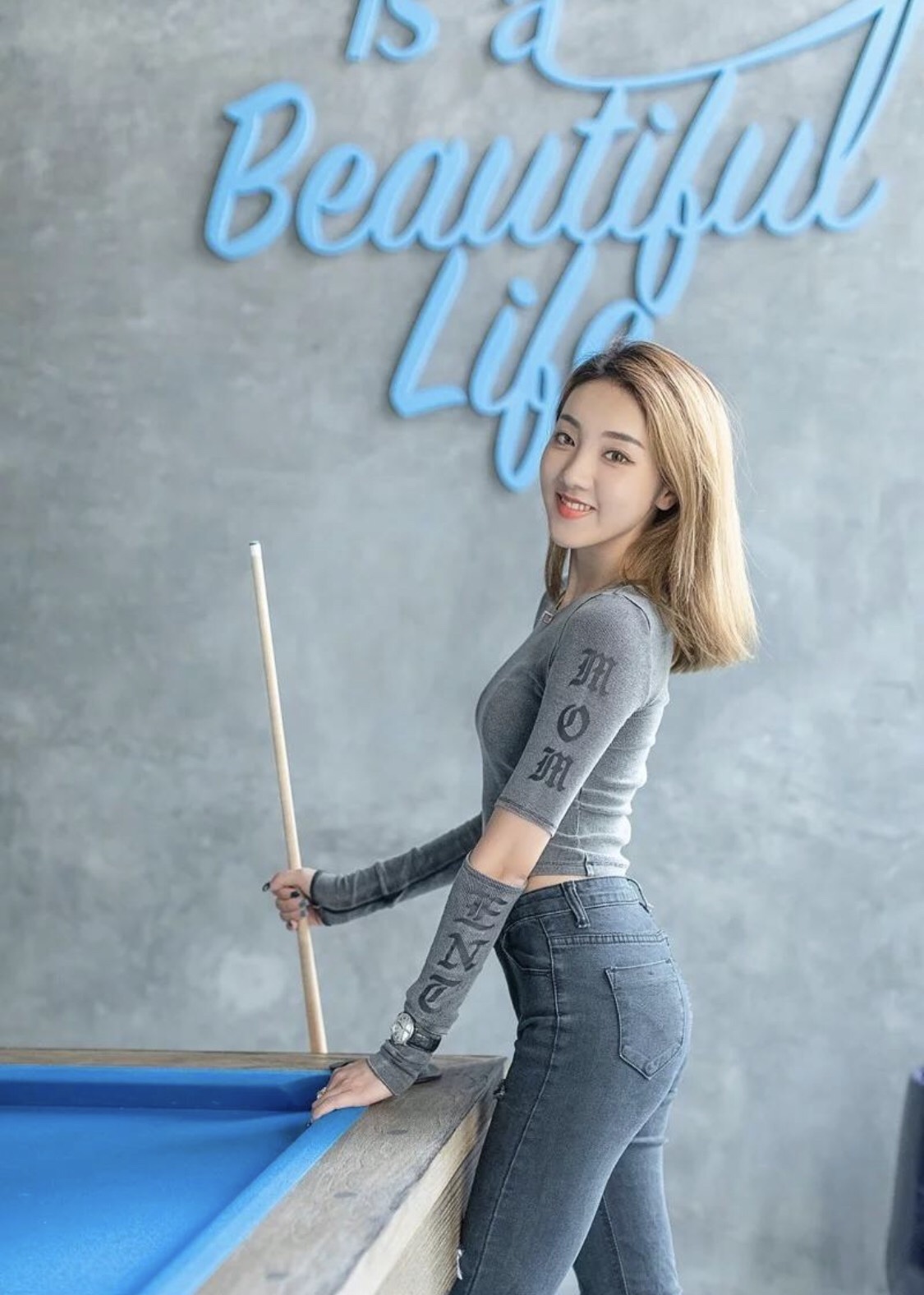 打台球的美女,能给人一种很具象化的女神印象.