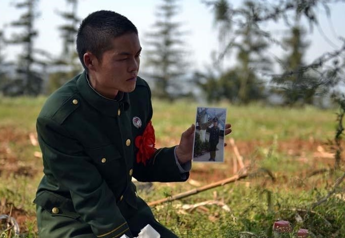 老兵错过父亲葬礼,退伍后穿上军装在坟前磕头,泪流满面!