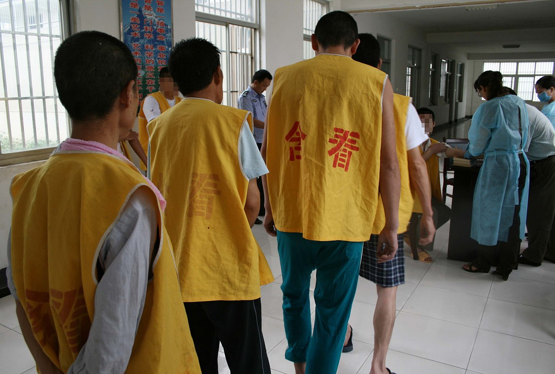 在看守所里面想要传话只能找律师,唯一的途径就是找律师可以传话.