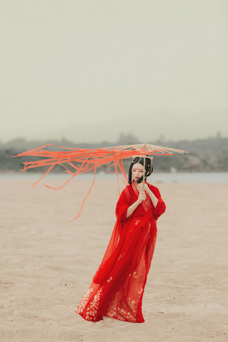 大漠红装,倾城婀娜.摄影/后期:安弟君 转载自百家号作者:7how