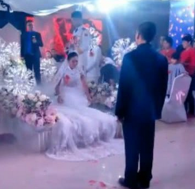 抖音婚礼现场,新娘一个人下跪给父亲下跪,新郎举动让