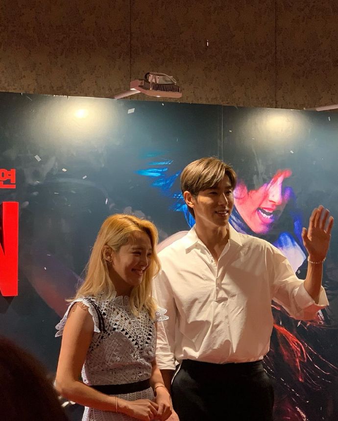 孝渊昨晚观看音乐剧《burn the floor》身穿浅蓝色连衣裙气质满分