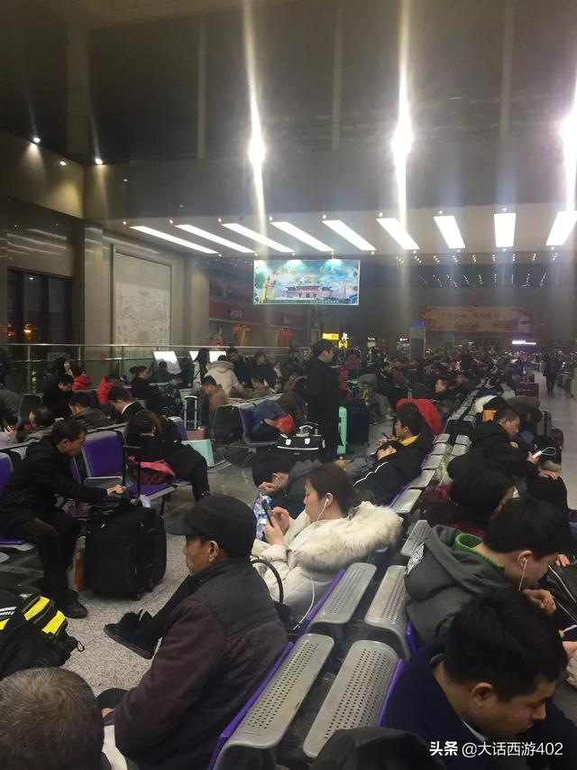 正月十一:武昌火车站零时候车室黑压压的人群,工作人员坚守岗位