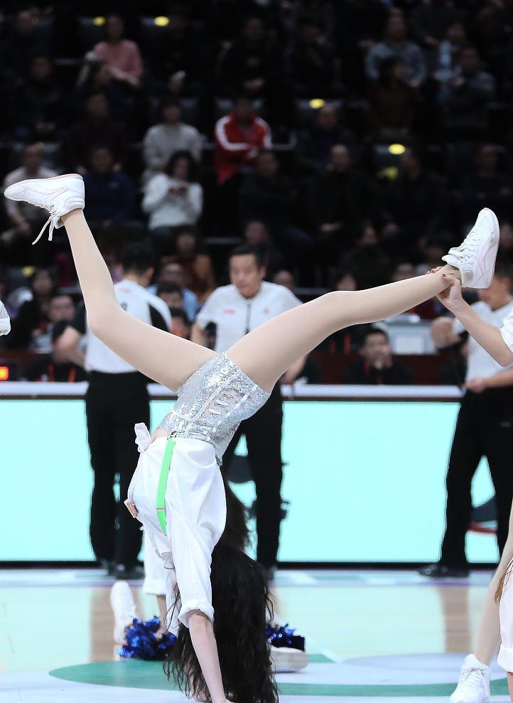 cba篮球啦啦队 甜美大长腿养眼 一字马和倒立秀