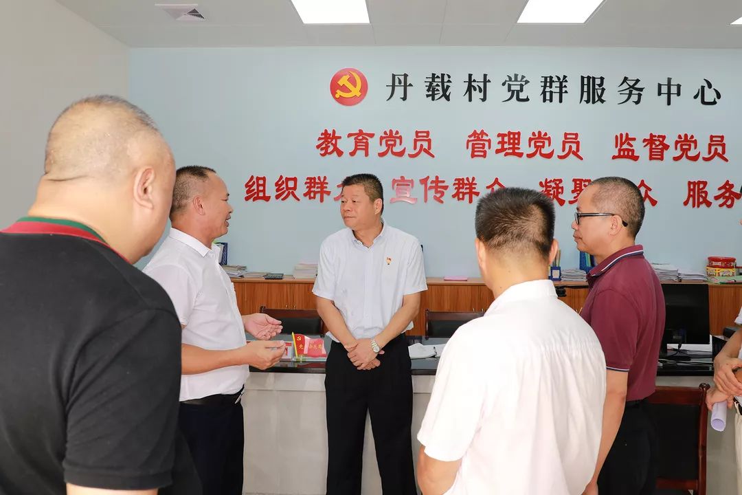 党旗飘飘丨梁进海深入丹载村慰问贫困老党员