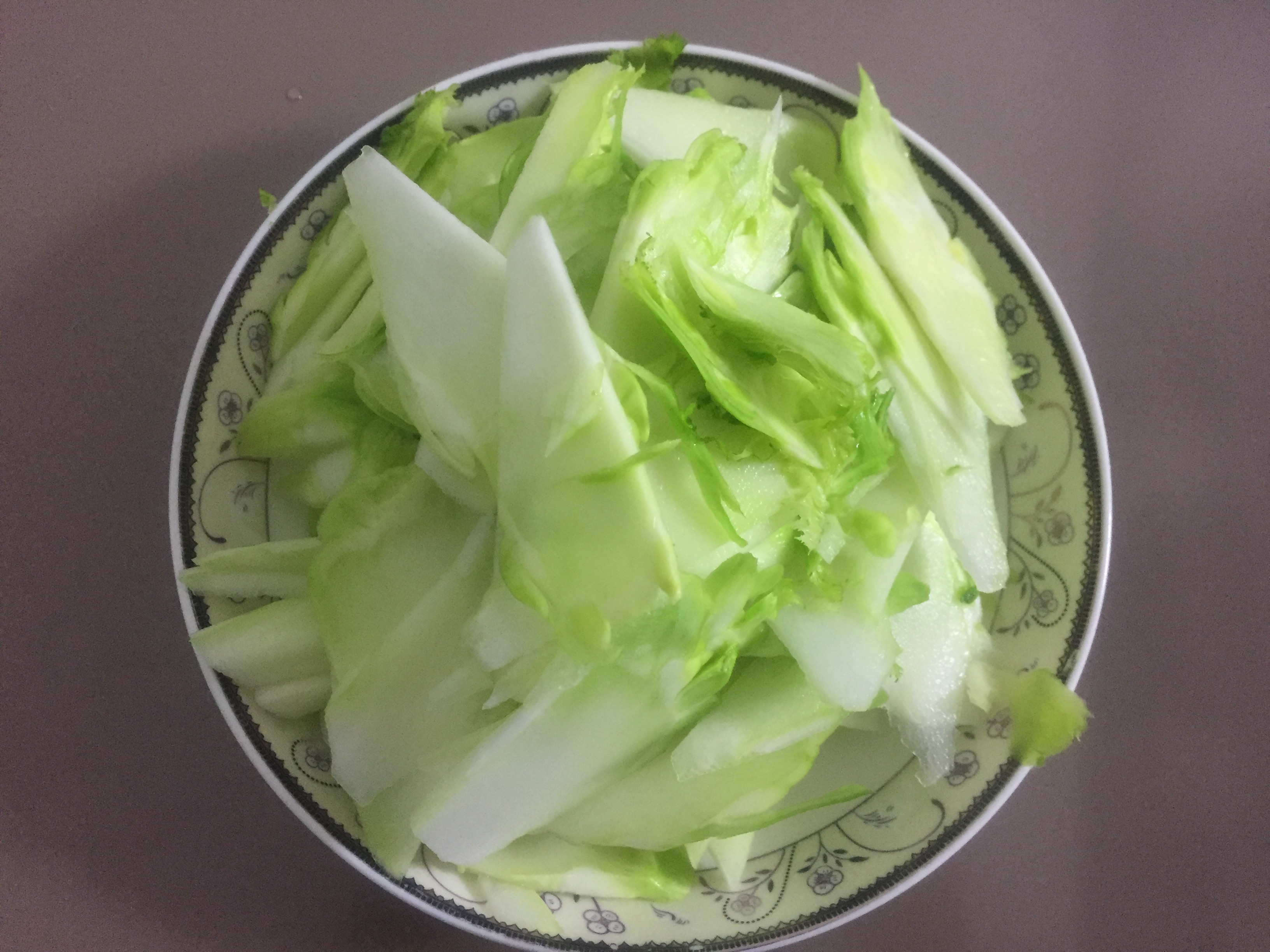 儿菜炒肉,烹饪方法最简单的一道菜,只需盐巴味精酱油,小孩最爱