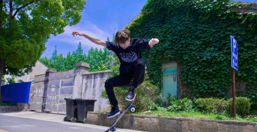 滑板少年王一博,穿搭街头运动风格,搭配颜色清新帅气!