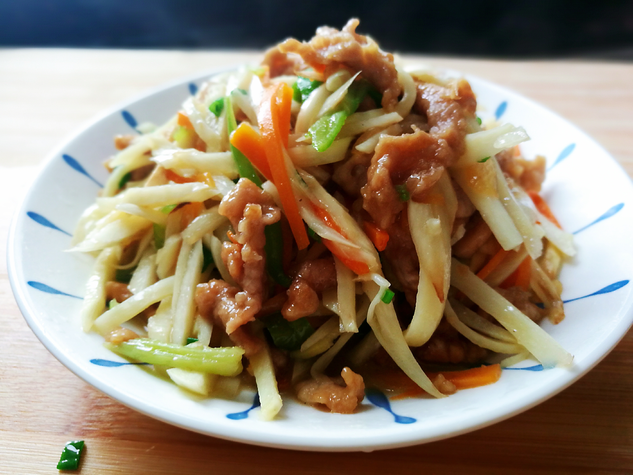 这道清香四溢的高笋炒肉就做好了. 转载自百家号作者:叮咚育儿宝典