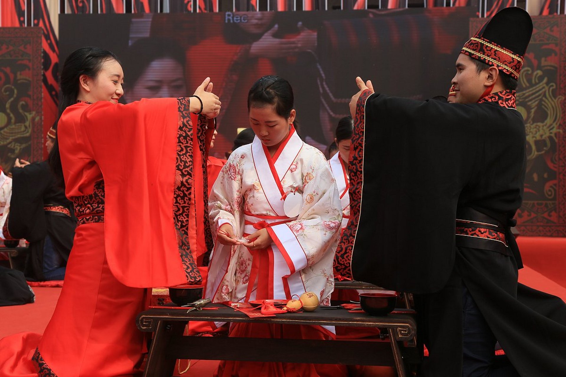 汉服礼仪——行礼: 1,正规揖礼:左手压右手(女子右手压左手),手藏在