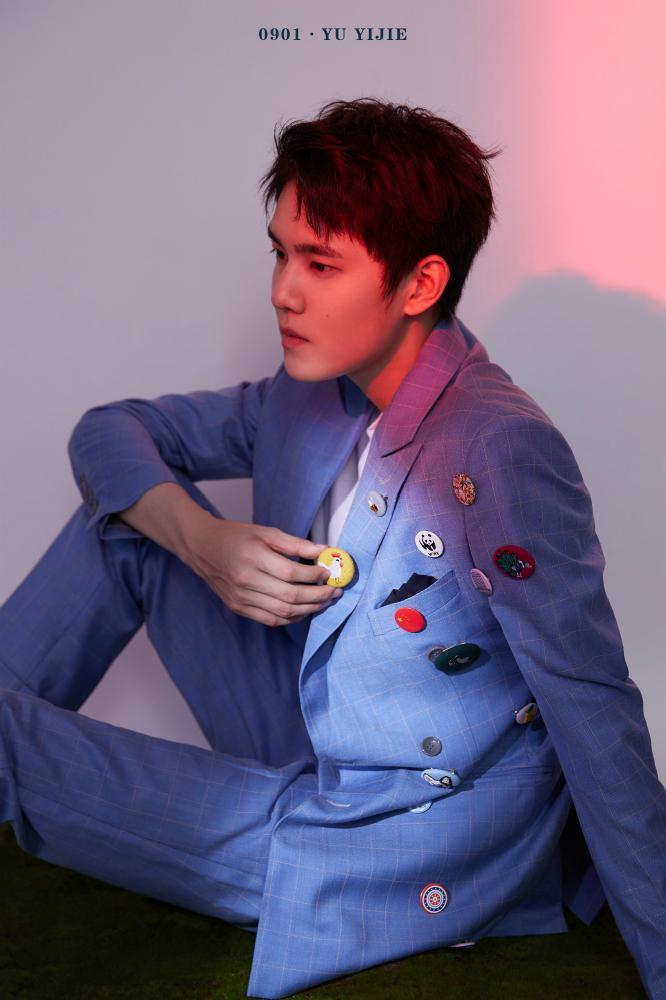 演员虞祎杰曝写真照 格子西装尽显绅士优雅