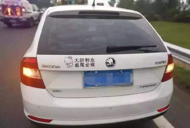 "最牛"女司机上路,车尾贴着一张纸,宾利看了都躲着