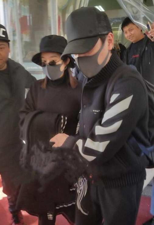 明星产后出院:杨幂穿裙子露大腿,baby像走台,赵丽颖最接地气