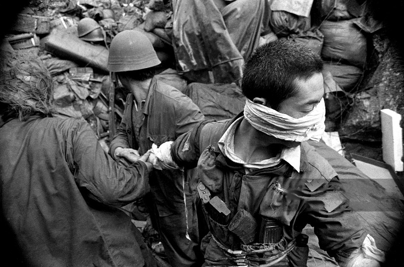 老山前线珍贵照片:冒着生命危险也要去救战友,看完最后一张哭了