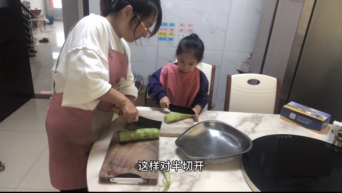 莴笋炒肉,恭喜4岁女儿已经从洗菜工进步到切菜工了,表扬鼓励