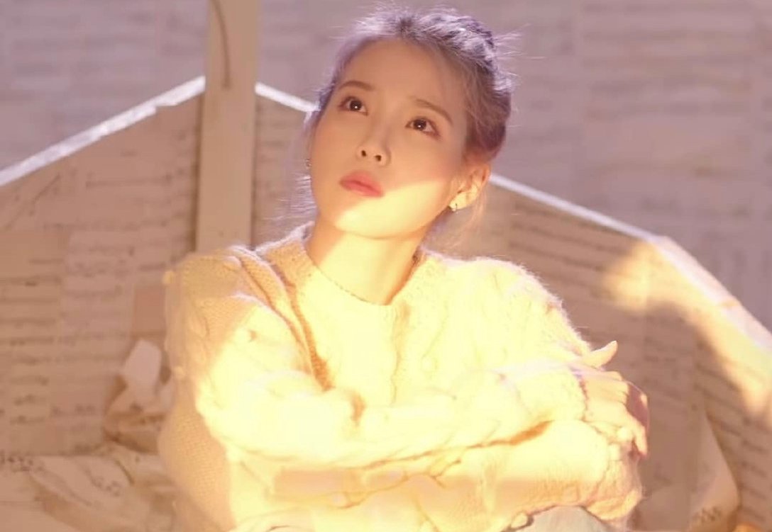 iu李知恩mv造型曝光,梳丸子头少女感无敌,甜化了!