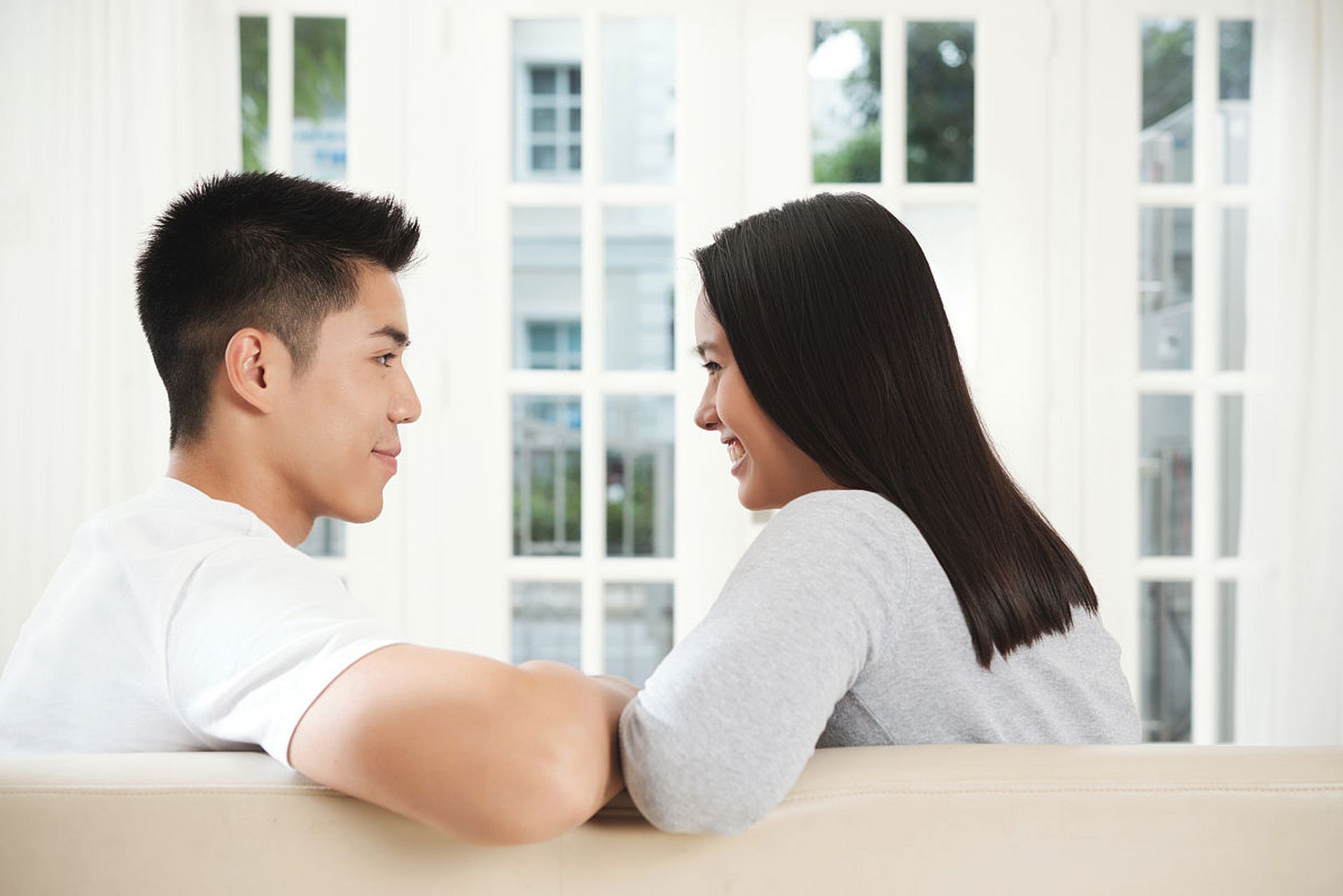 当代夫妻关系多样化,复杂化,追求平等与共同成长,但也面临挑战和压力.