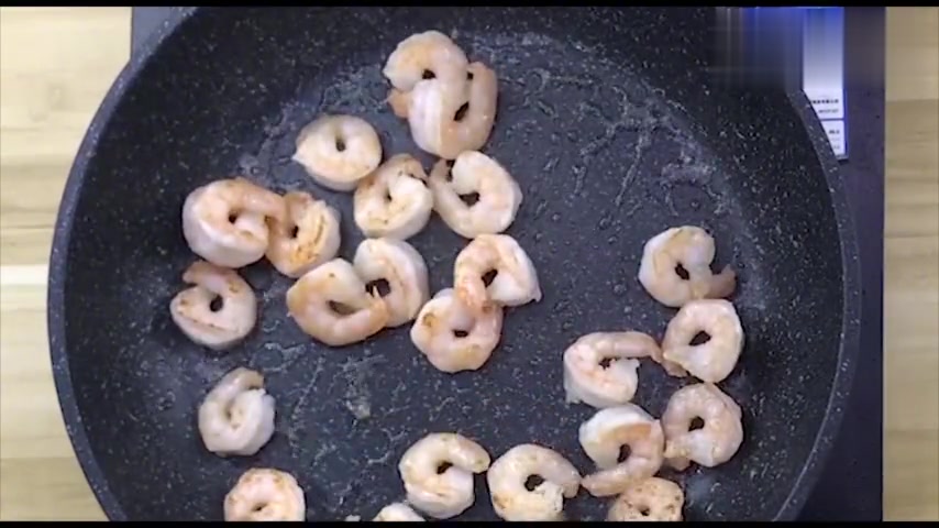 Q弹的虾球跟咸香四溢的咸蛋黄结合起来居然如此美味