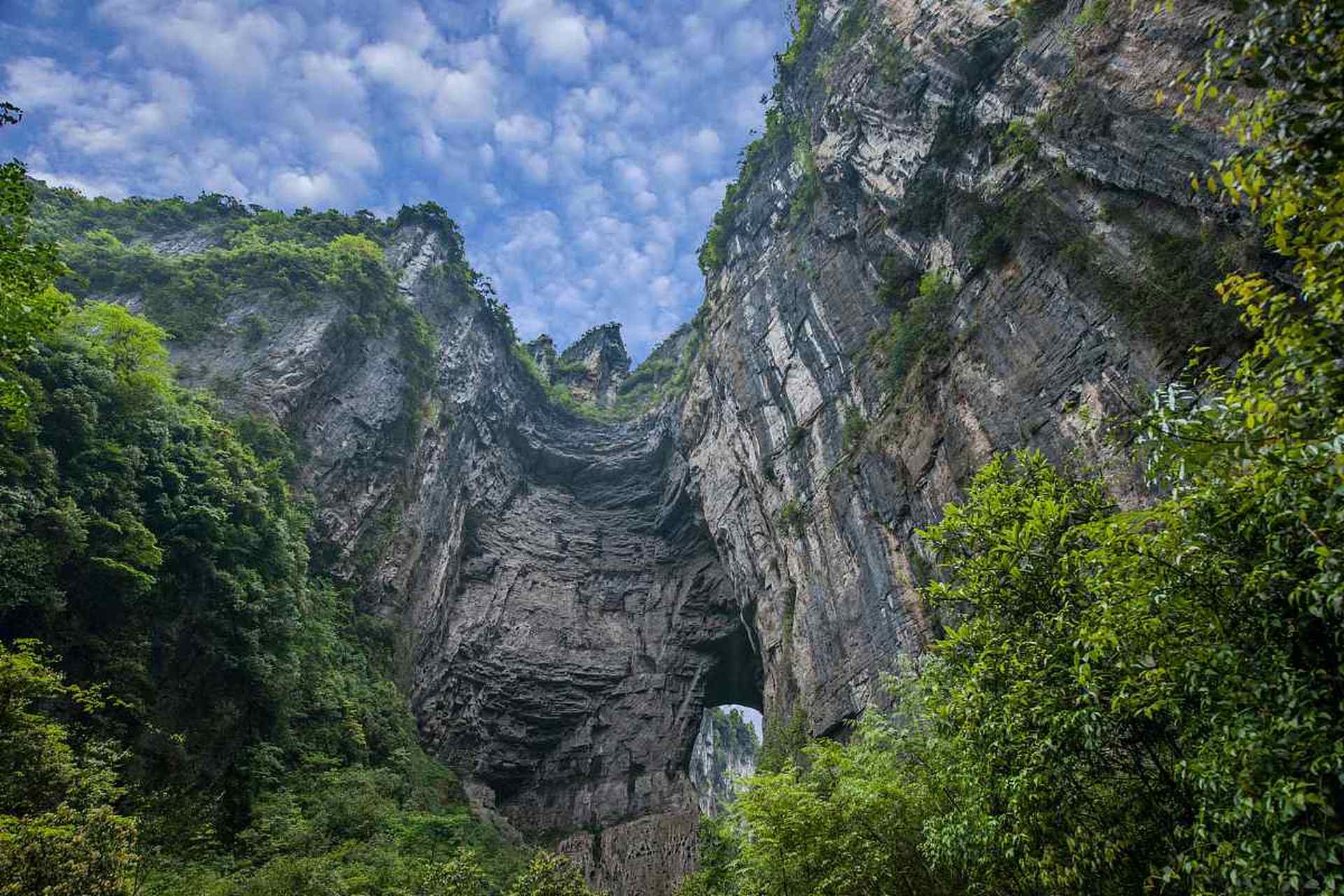 欢迎来到亚洲最大的天生桥群——重庆武隆天生三桥.