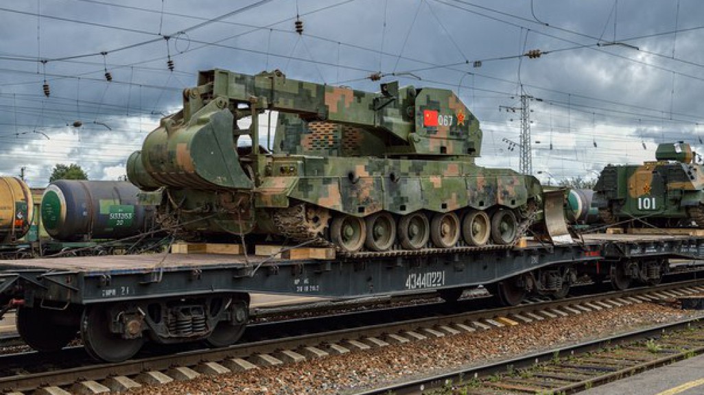 俄国为军演调运装备途中,军列突然遭到攻击,警告无效后果断开枪