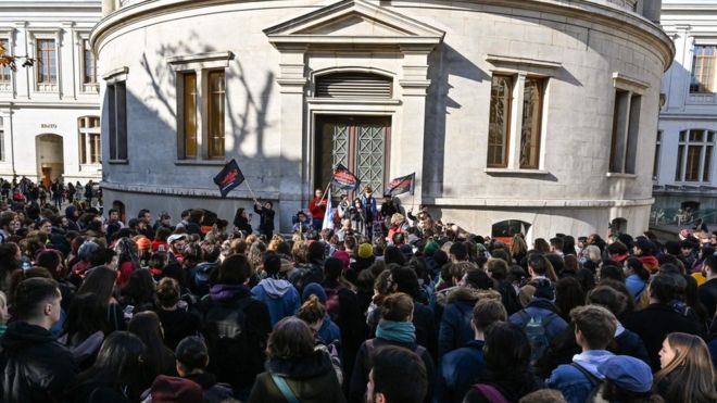 里昂大學生因經濟困難自焚,法國多座城市爆發抗議