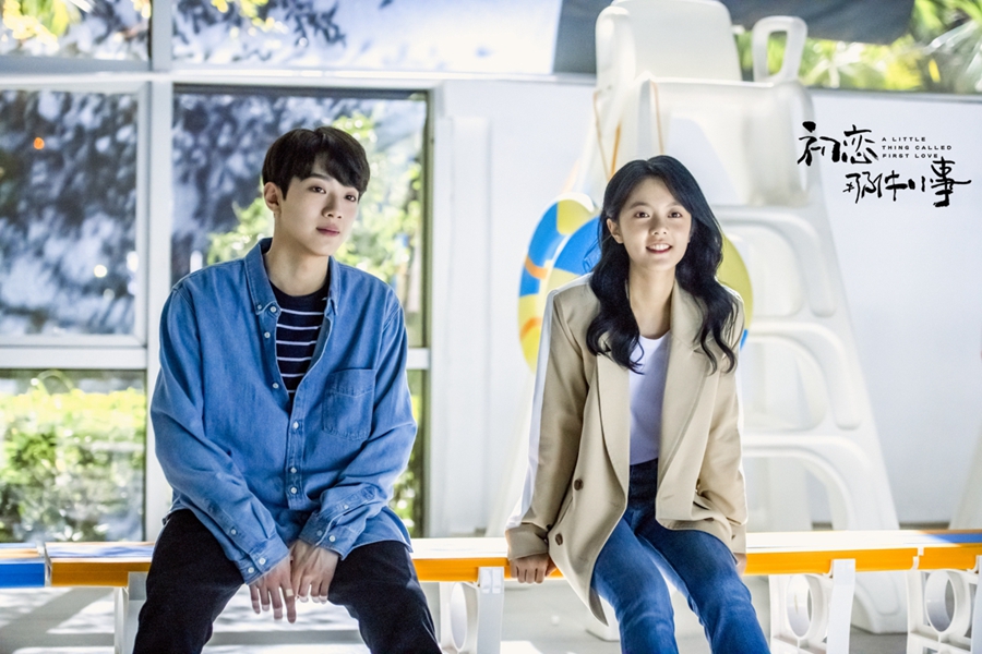 《初恋》:梁又年夏淼淼去看电影,前排情侣在亲热,两人不知所措