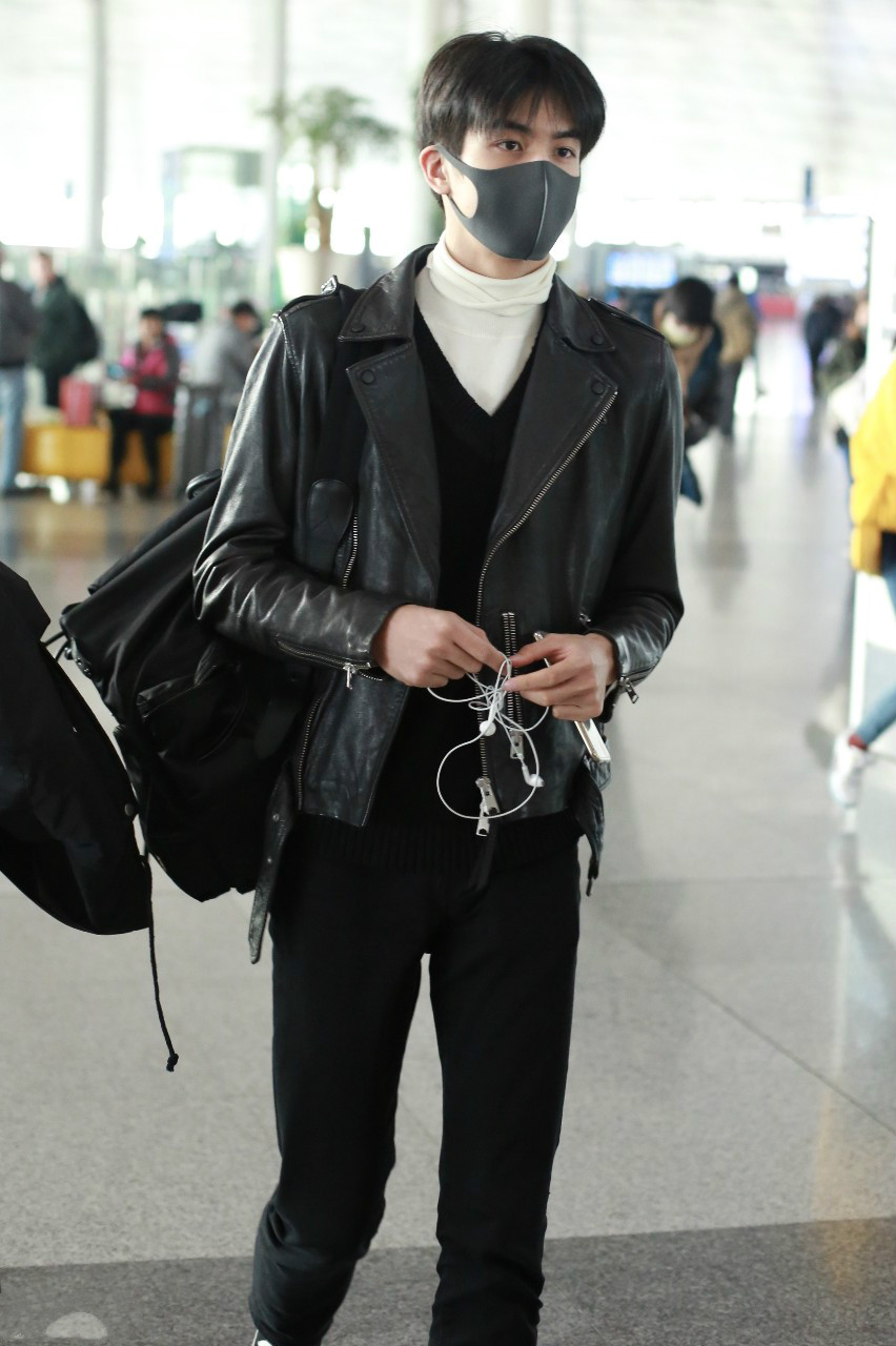 宋威龙戴口罩穿黑皮衣搭配黑裤子现身机场,一身黑色装扮又酷又帅