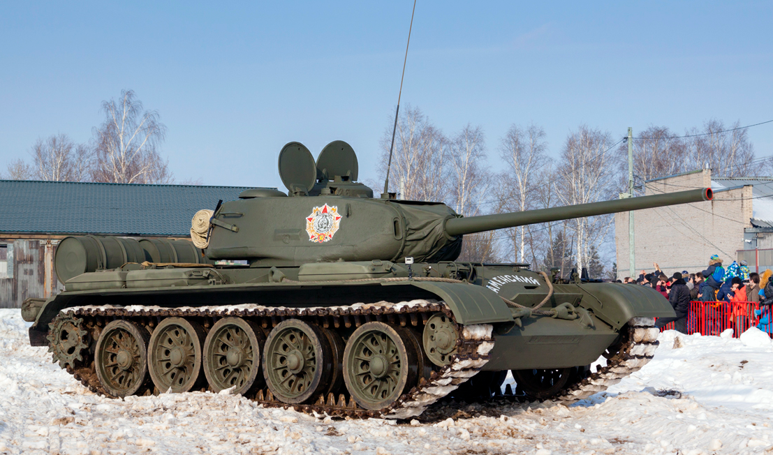 图为t-70轻型坦克,重14吨,搭载一台140马力发动机,时速45公里,主炮