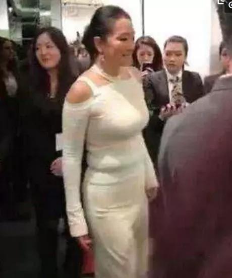 巩俐现身照片曝光,大家注意力却在肚子上