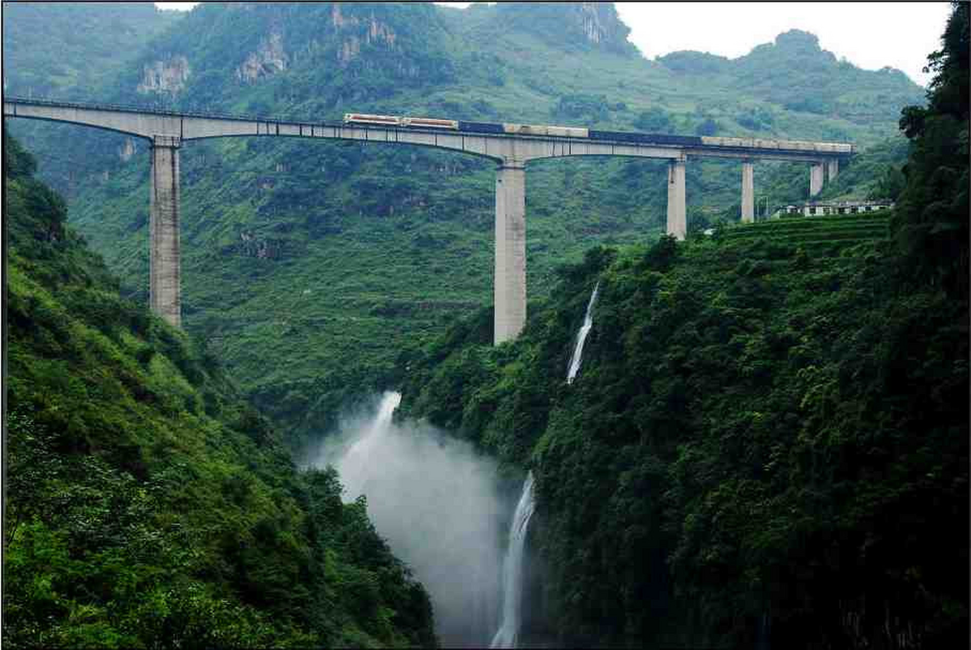 今日热点#【那年今日发生的大事件】1997年3月18日,南昆铁路全线铺通