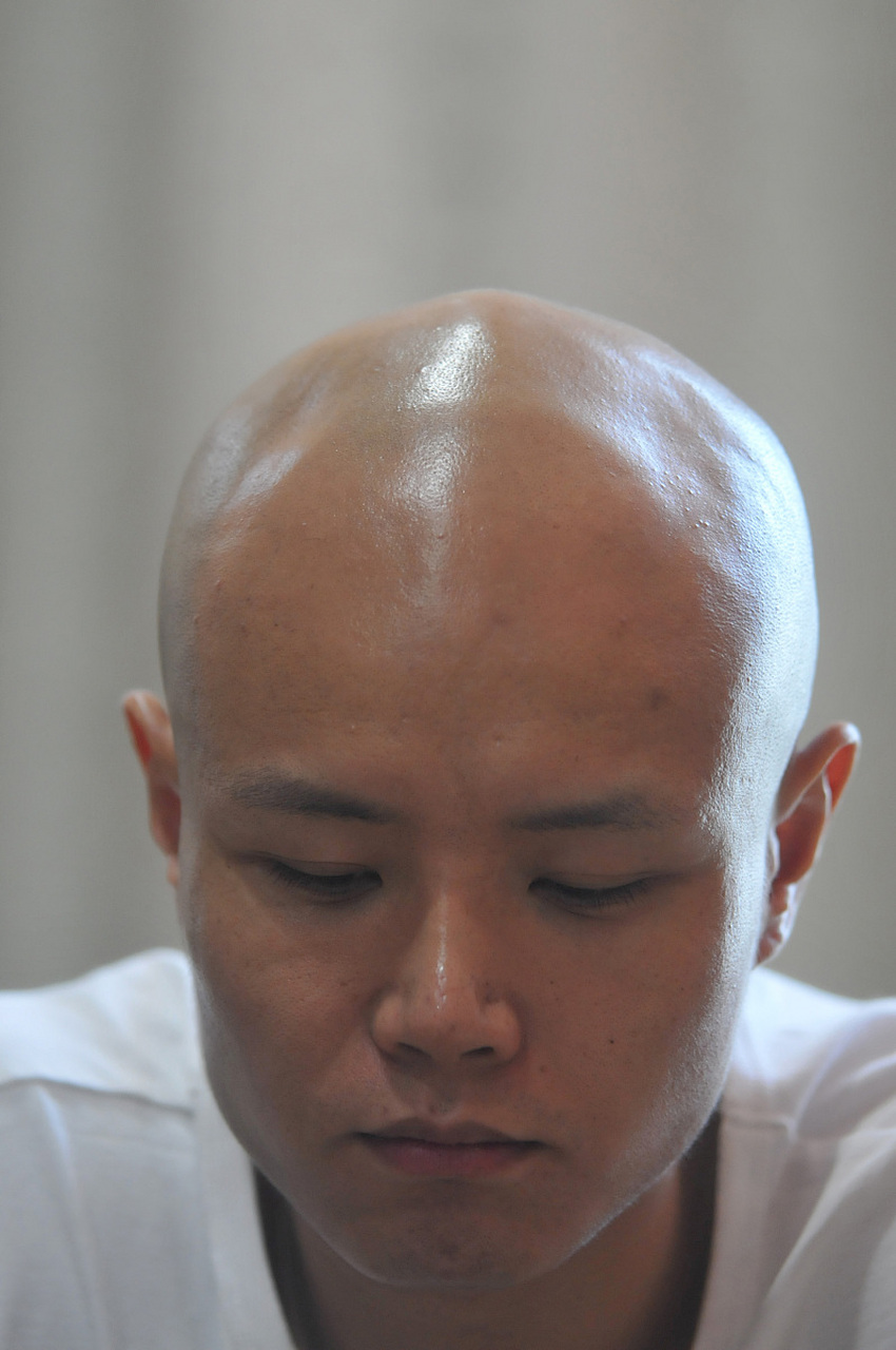 我朋友喜好留光头,一天头发长长了点,于是他来到寺庙,急切地寻找着