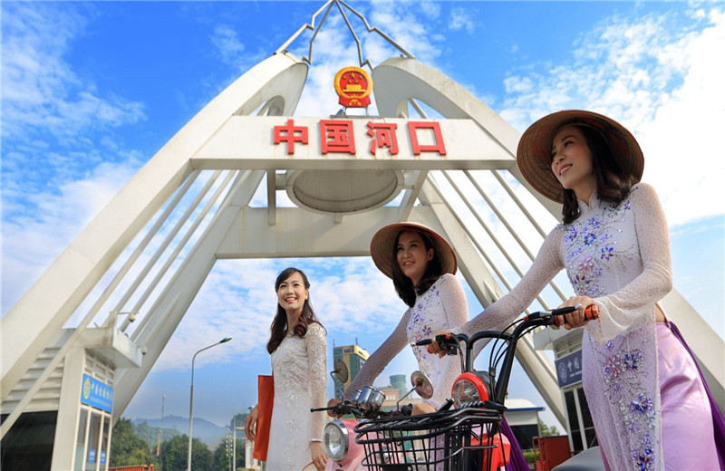 越南美女齐聚在中国河口,早出晚归"讨生活",她们在卖什么?