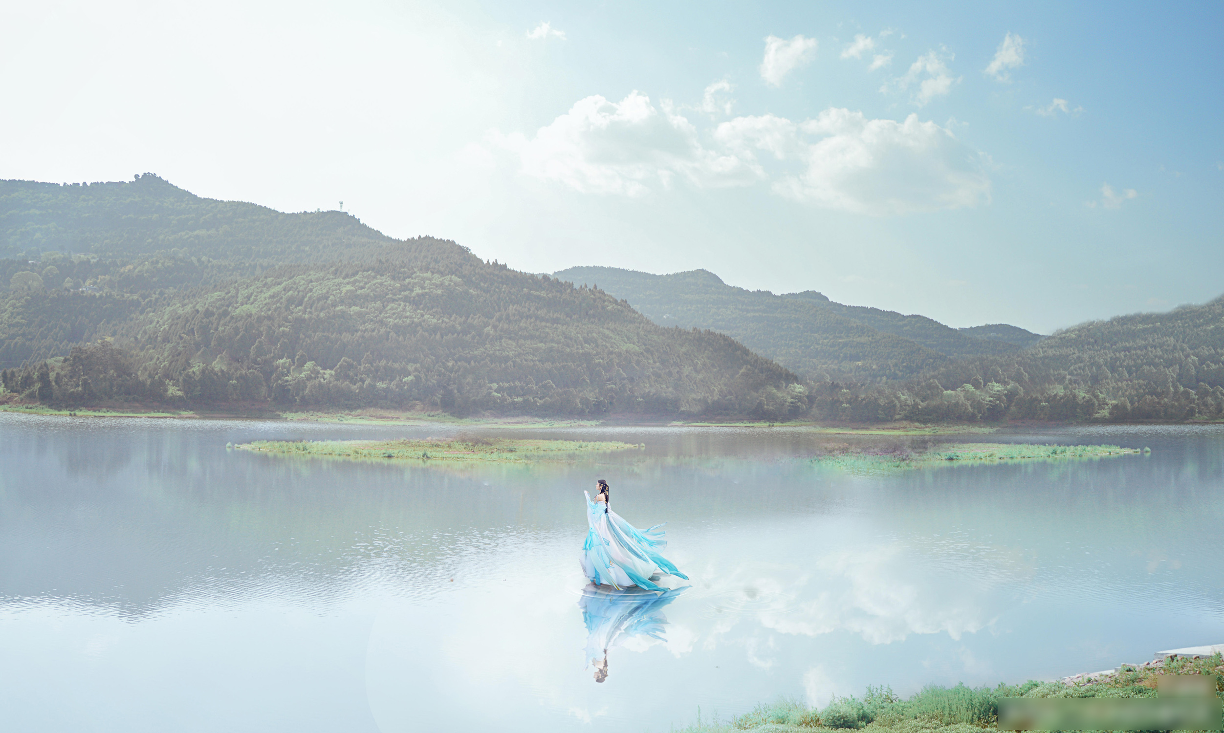 很有仙气的妹子cos《剑网情缘》月梦清秋!小姐姐居然飞起来了哦