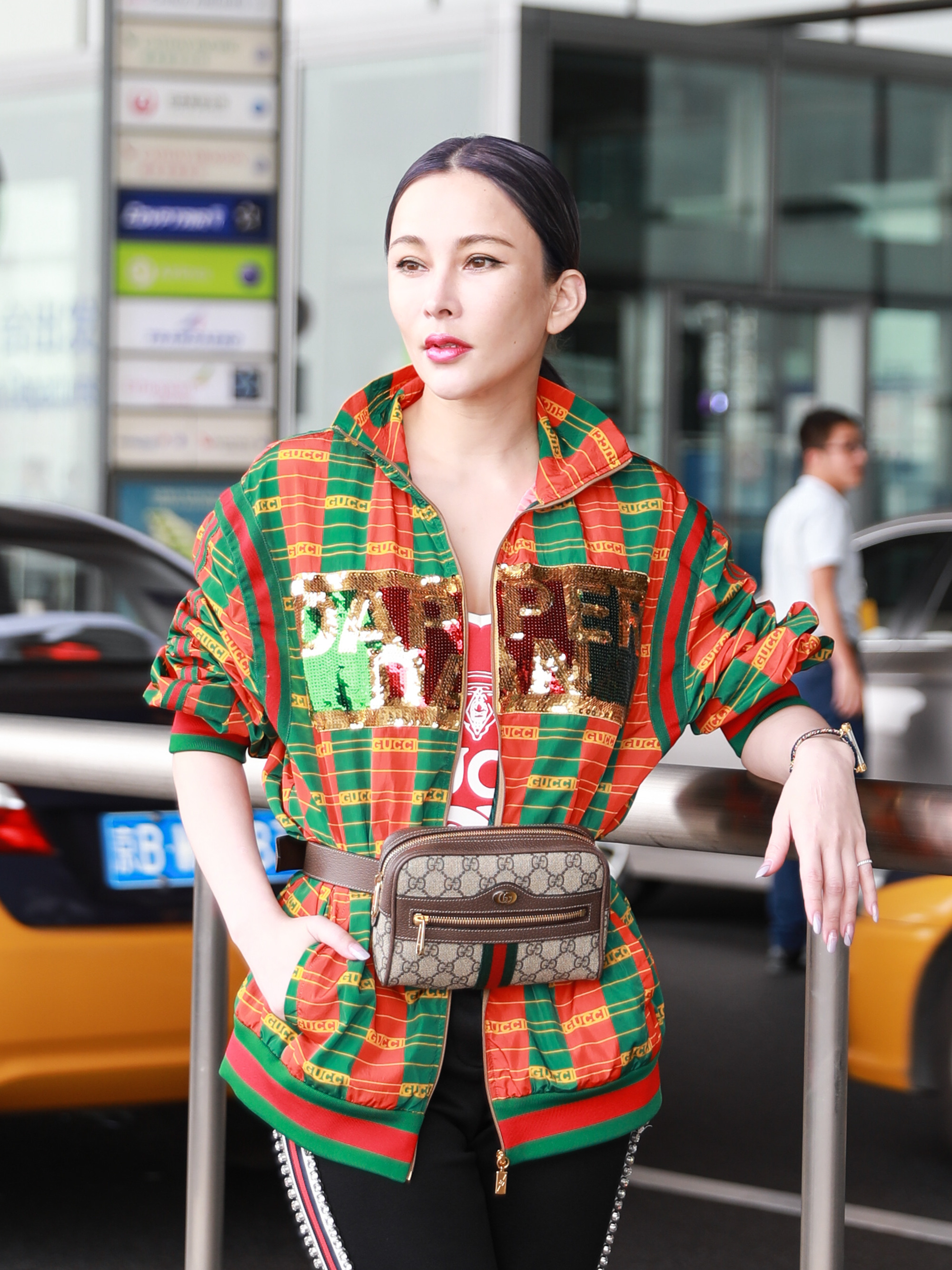 现在牛仔裤只穿一条裤腿?温岚蔡依林穿上秒变一米八!